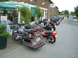 Motorräder in einer langen Reihe